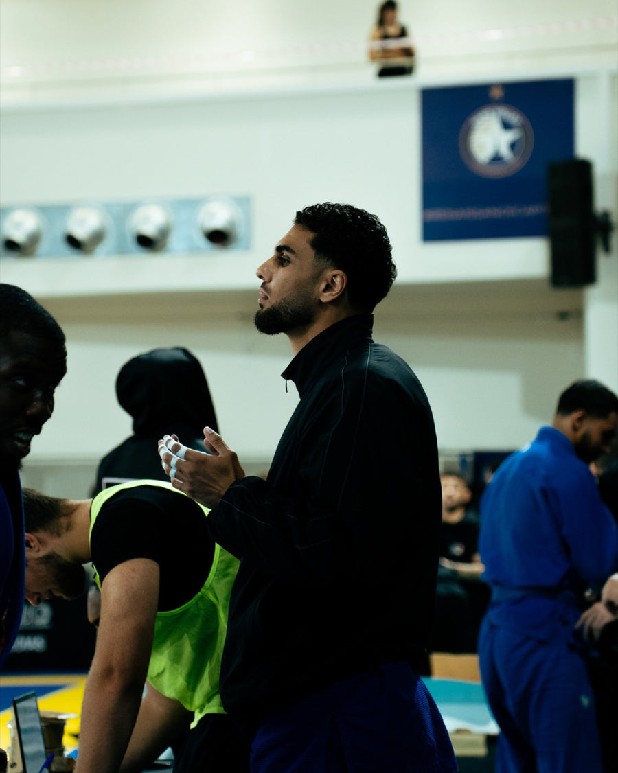 Combattant de JJB au bord du tatami pendant une compétition