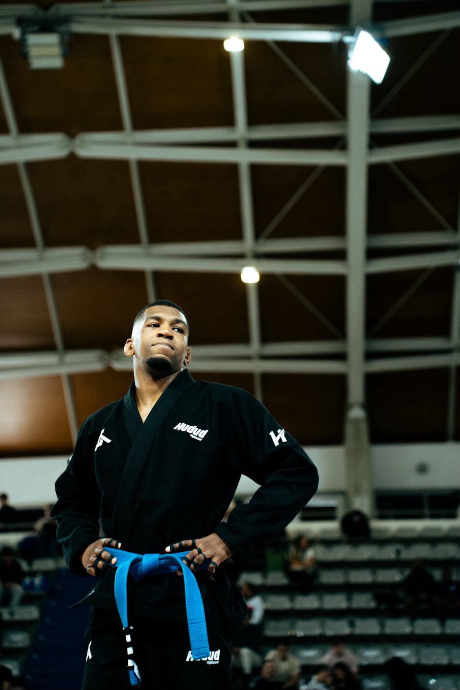 Combattant de JJB ceinture bleue, finger tape noir