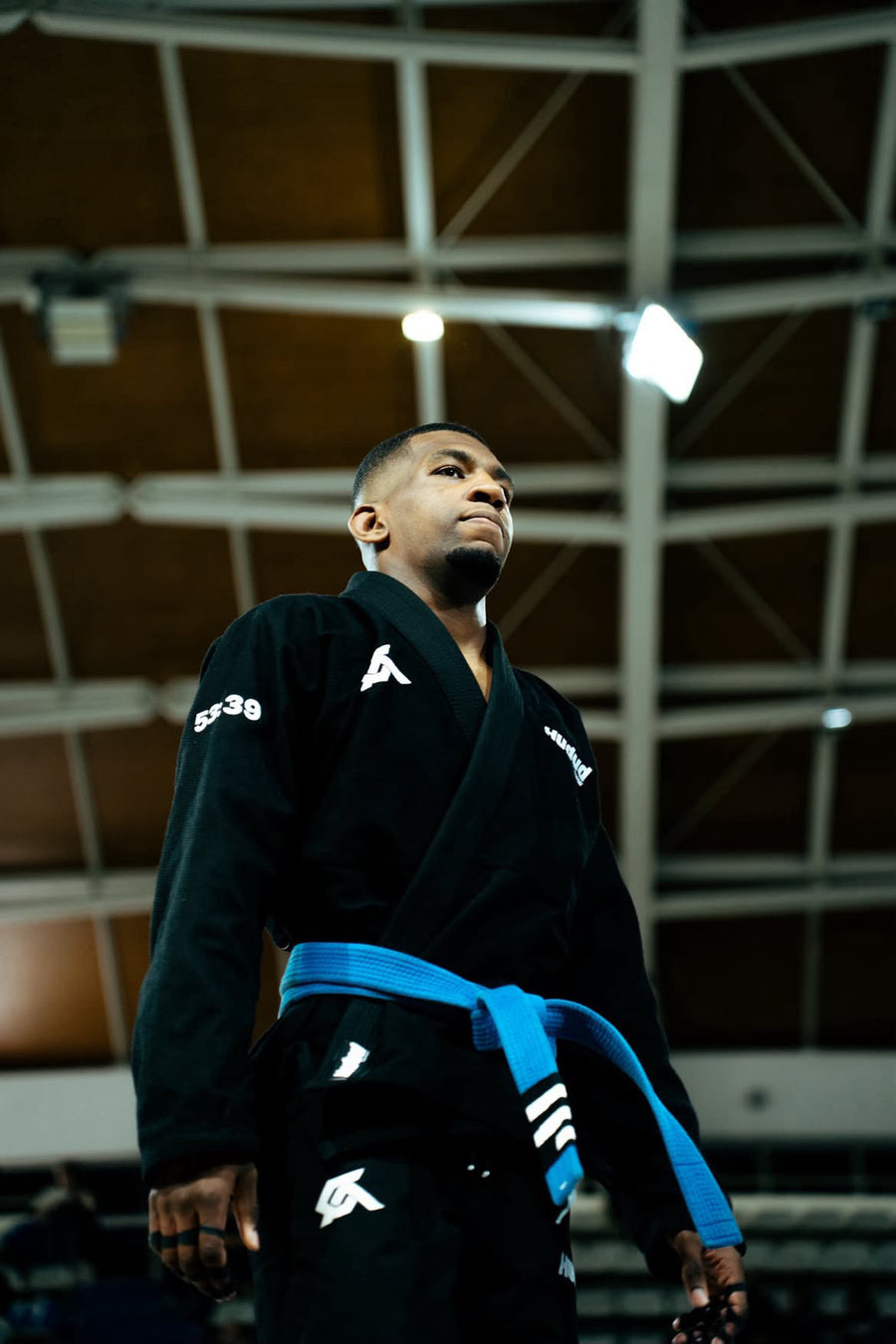 Combattant de JJB en kimono noir, finger tape noir