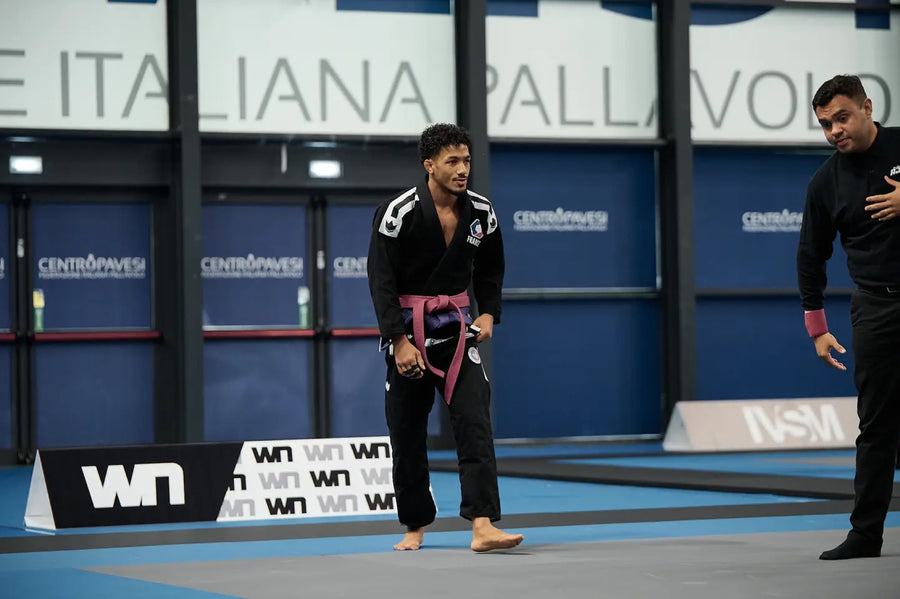 Combattant de JJB ceinture violette sur le tatami en compétition