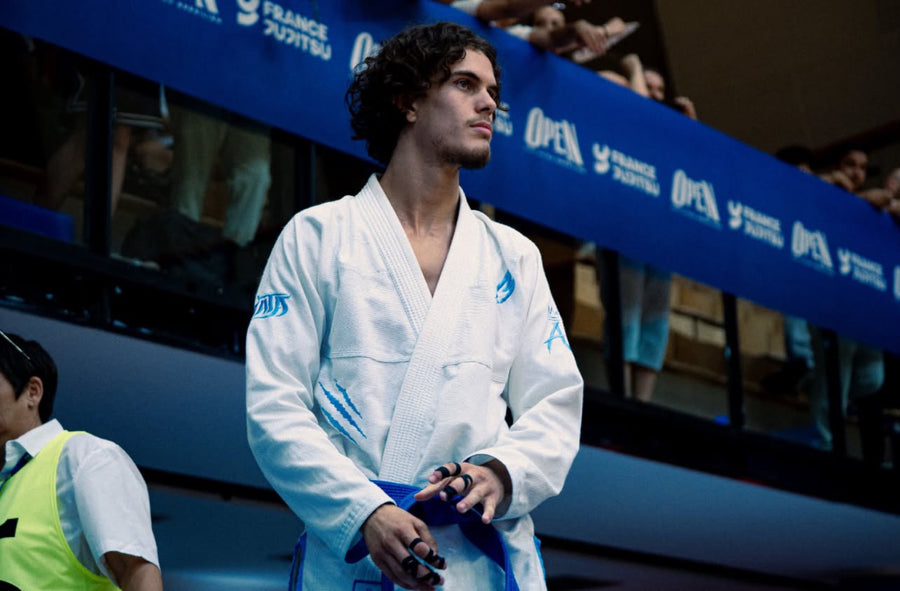Combattant en kimono blanc qui vérifie ses doigts tapés avant son combat