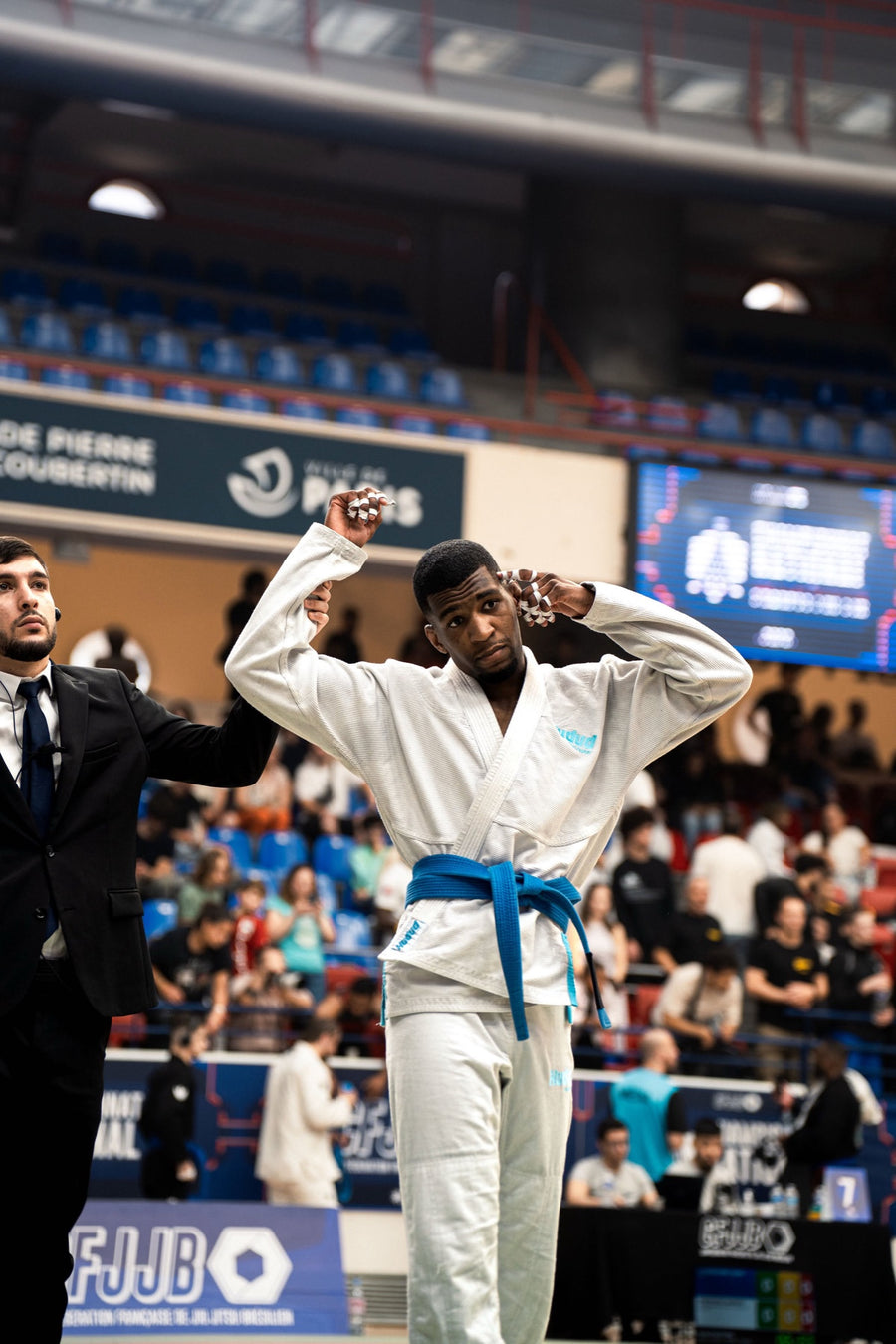 Combattant en kimono blanc ceinture bleue à la fin de son combat