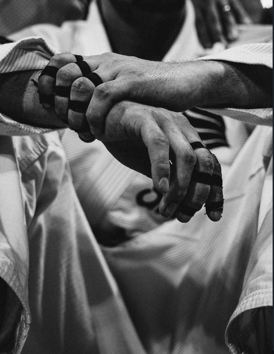 Doigts tapés avec du finger tape, photo en noir et blanc