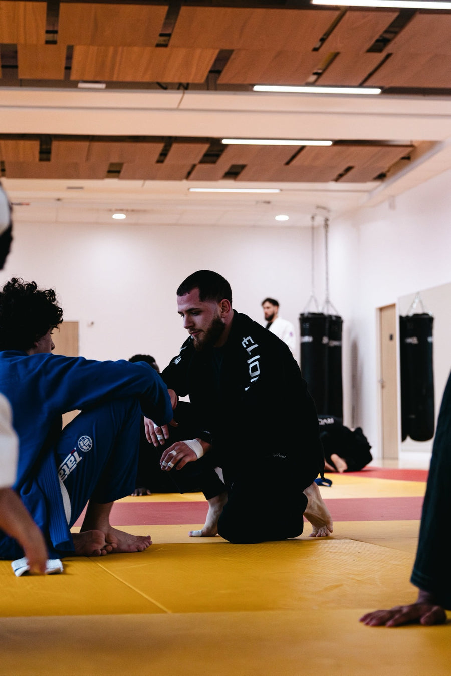 Entraînement de JJB au dojo, combattants en kimono