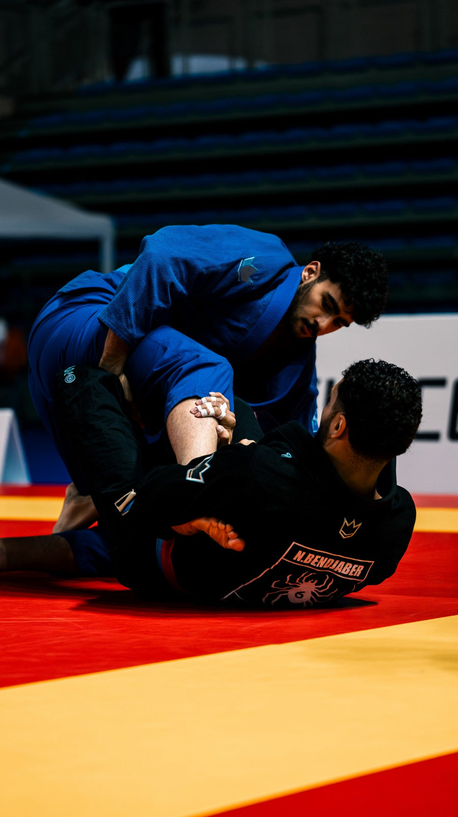 Grip sur la jambe pendant un combat de JJB, doigts tapés