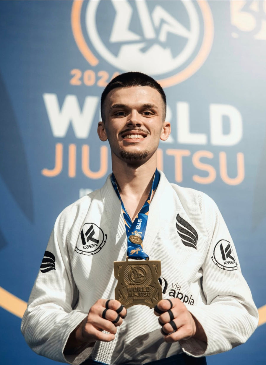 Combattant médaillé au World Jiu-Jitsu, doigts tapés avec le finger tape GRIPS