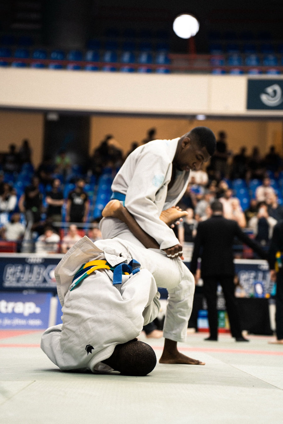Passage de garde en compétition de JJB, kimono blanc