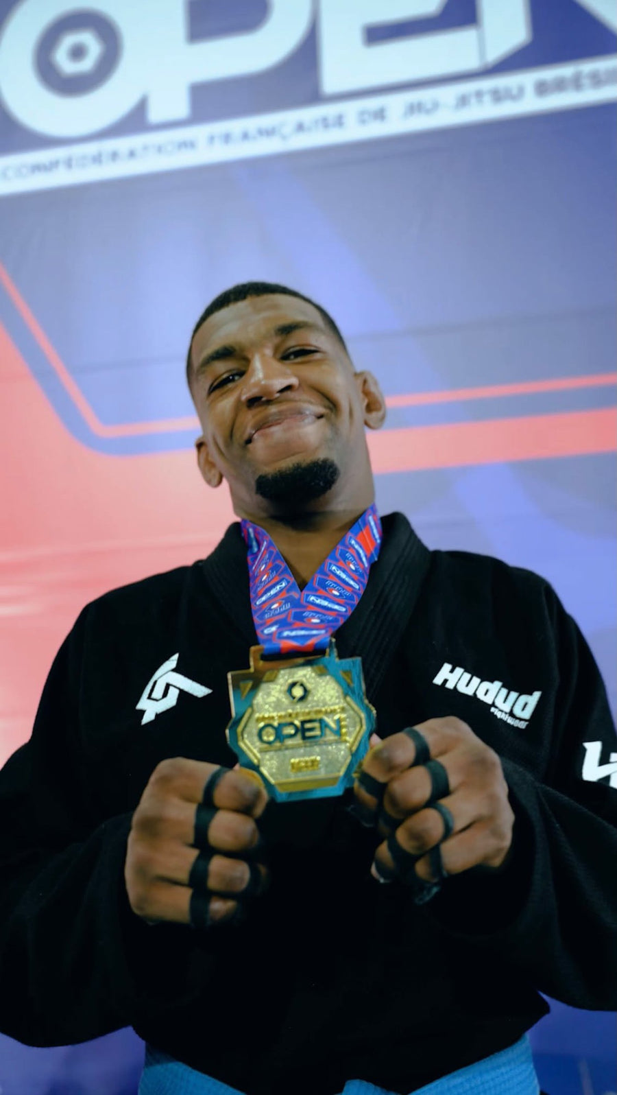 Combattant médaillé d'or, doigts tapés avec du finger tape noir